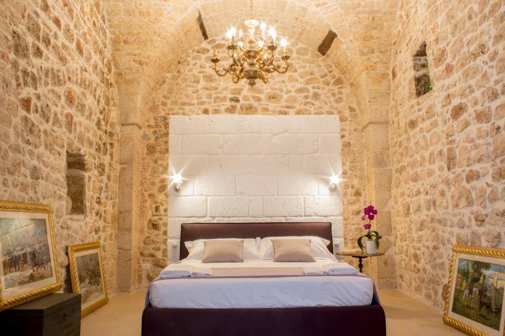 Camera con volta in pietra e letto matrimoniale a Dei Balzi Dimore di Charme, Conversano
